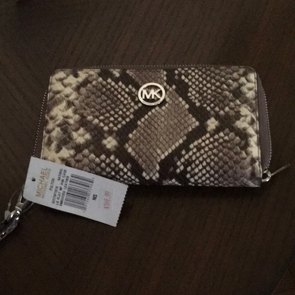 Wristlet